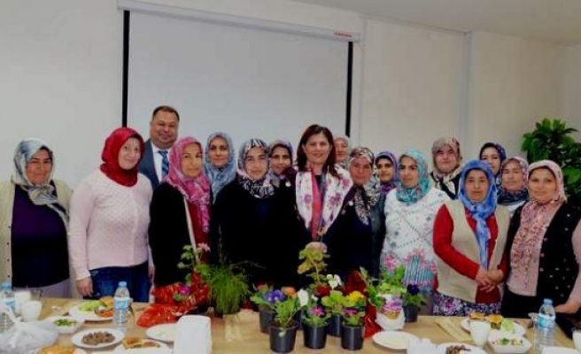 Kadın Çiçek Üreticileri Başkan Çerçioğlu’nu Ziyaret Etti
