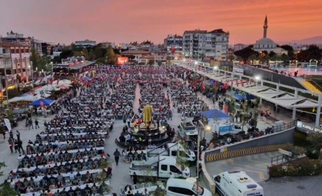 Aydın Büyükşehir Belediyesi Atatürk Kent Meydanı’nda İftar Programı Yaptı