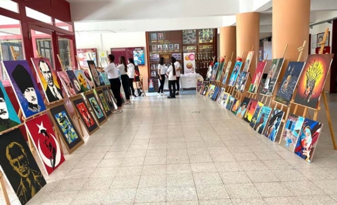 Madran Anadolu Lisesi öğrencileri, yıl boyunca yaptıkları resimleri sergiledi
