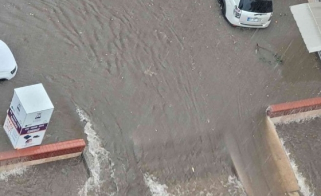 Aydın'da sağanak yağış: Karayolu ulaşıma kapandı, binalar sular altında kaldı
