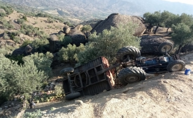 Tekeler’de traktör devrildi: 3 yaralı