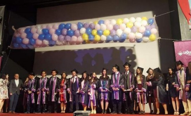 Çine’de Uğur Öğrencileri Bayrağı 11. sınıflara teslim etti