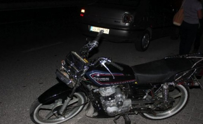 Motosiklet Araca Çarptı: 1 Yaralı