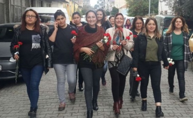 AK Parti Kadınları 8 Mart Kadınlar Gününü Karanfille Kutladı