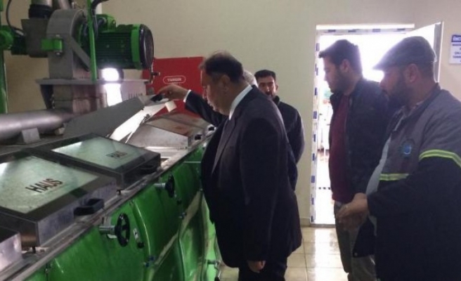 Dinçer, Belediyenin Zeytinyağı Sıkım Fabrikasını Ziyaret Etti