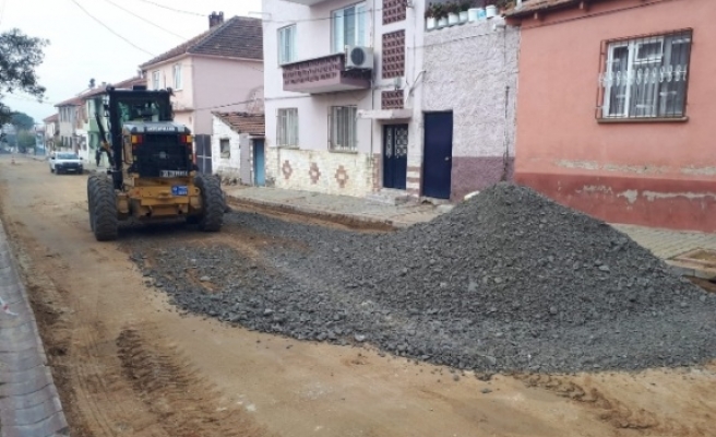 Aydın Büyükşehir Belediyesi ilçede Şehler Caddesi'nde sıcak asfalt çalışmasına başladı