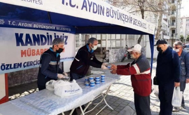 Büyükşehir Belediyesi Berat Kandili’nde Vatandaşlara Helva Dağıttı