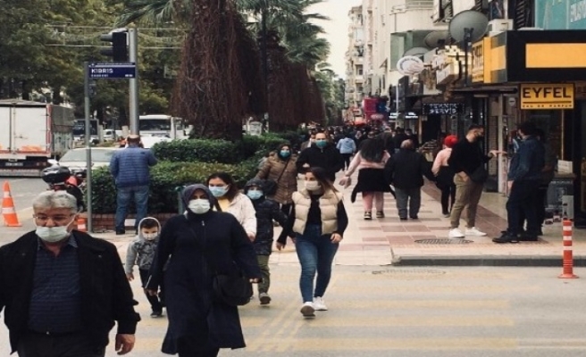 Kırmızıya dönen Aydın'da, sokaklardaki kalabalık dikkat çekiyor