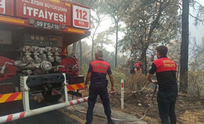 Aydın Büyükşehir Belediyesi İtfaiyesi Ekipleri Marmaris Yangınına Müdahale Ediyor