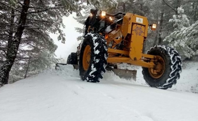 Aydın Büyükşehir Belediyesi Ekipleri Karla Mücadele Çalışmalarına Başladı