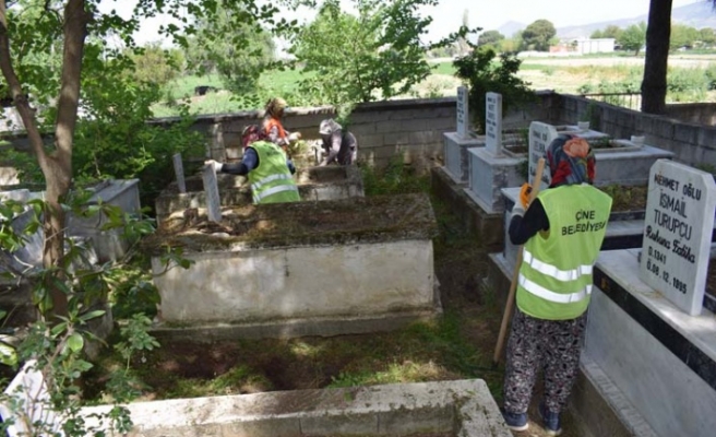 Çine Belediyesi, Mezarlıklarda Bayram Temizliği Yaptı