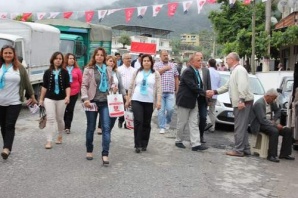 MHP Milletvekili Uzunırmak, pazarı dolaştı, halkı dinledi