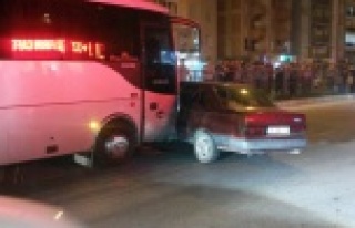 Çine'de Yolcu Minibüsü Otomobile Çarptı