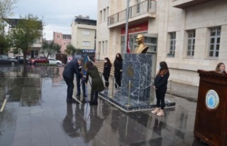 Öğretmenler Atatürk Anıtı'na çelenk sundu