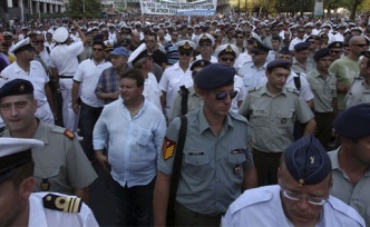 Yunanistan'da askerler de sokağa indi