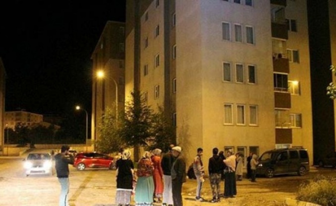 İzmir'de şiddetli deprem! Sarsıntı çevre il ve ilçeleri de korkuttu